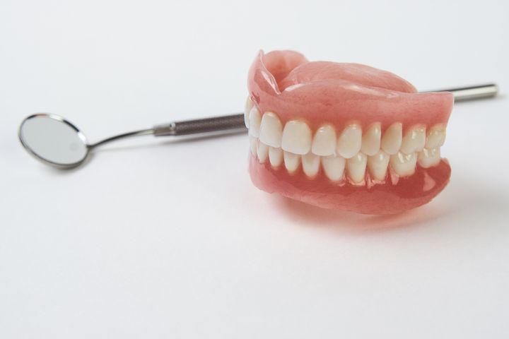 Proteza zębowa to aparat leczniczo-rehabilitacyjny