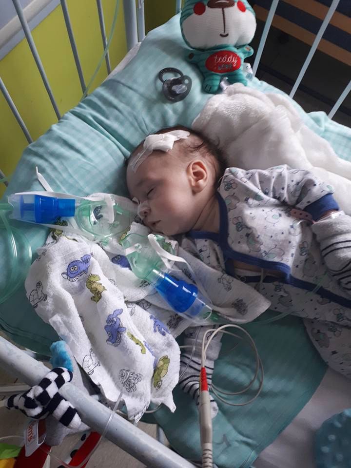 Franek urodził się z połową serca. Teraz jego los jest w naszych rękach