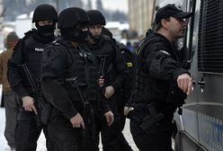 Napastnik zabarykadował się w mieszkaniu