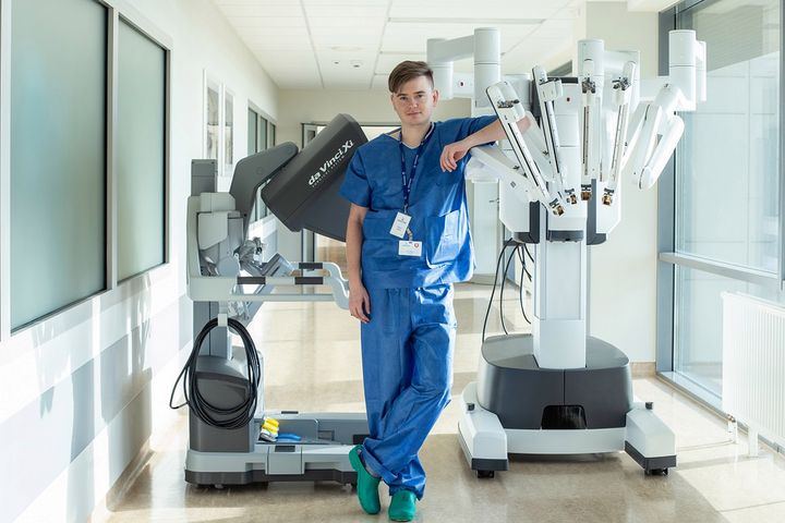 Doktor Paweł Salwa i robot da Vinci