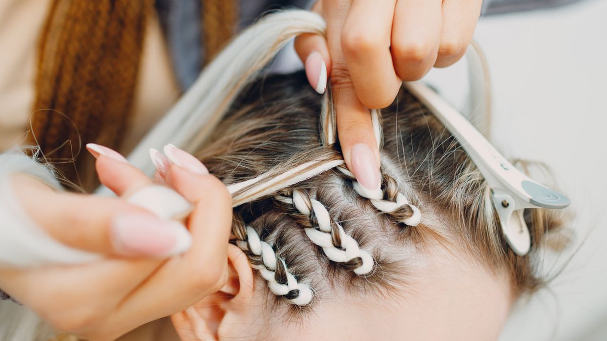 Warkoczyk syntetyczny to cienki warkocz z włosów sztucznych i naturalnych.