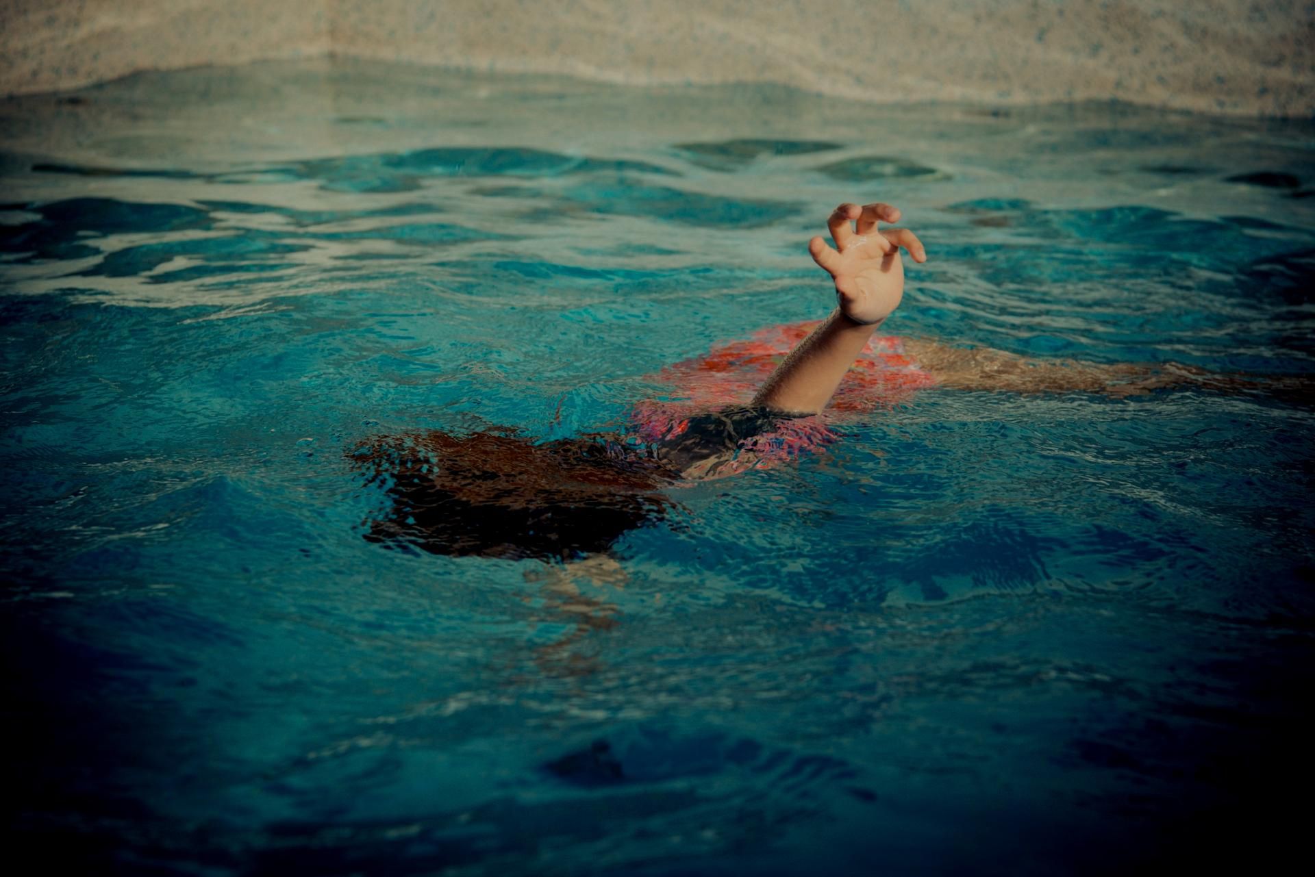 2-latka wpadła do lodowatej wody