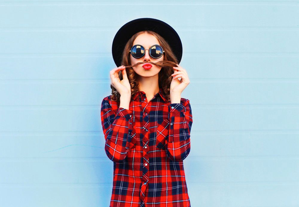 Do koszuli w kratkę dobierz modne dodatki, takie jak kapelusz