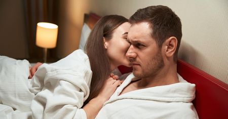 "Dirty talk" w sypialni może wzbudzić pożądanie lub zniszczyć związek. Lepiej uważać