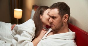 "Dirty talk" w sypialni może wzbudzić pożądanie lub zniszczyć związek. Lepiej uważać