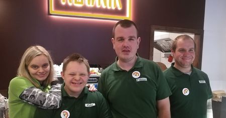 "Ludzie nie chcą przychodzić, bo mamy Downa". Twórcy Cafe Równik walczą z dyskryminacją niepełnosprawnych pracowników