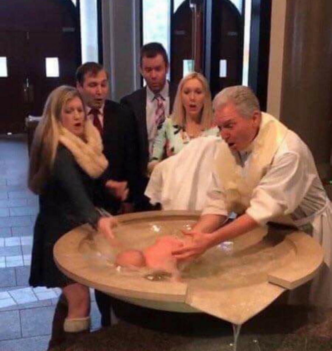 Ksiądz zrobił to podczas chrztu. Reakcja matki szokuje