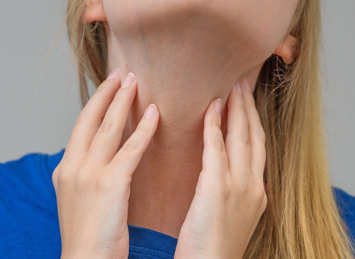 Coraz więcej młodych osób choruje na raka gardła i języka. Jakie daje objawy?