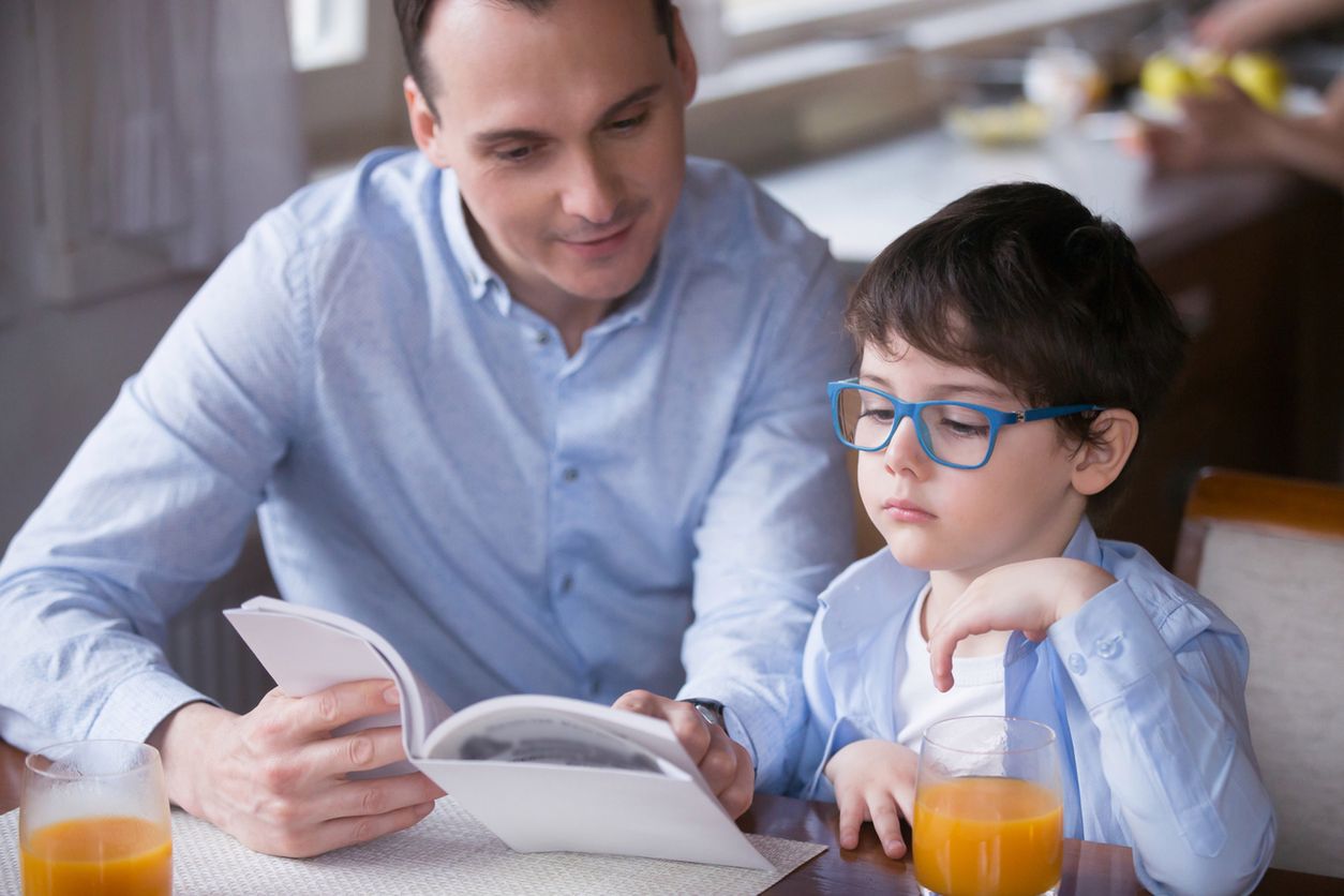 Wolontariusze są potrzebni np. do odrabiania lekcji z podopiecznymi
