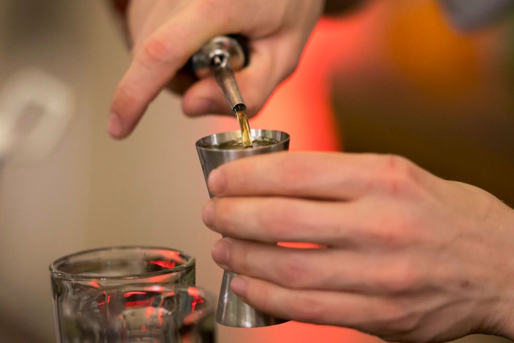 Polacy najczęściej sięgają po piwo - 55 proc. Na drugim miejscu są alkohole wysokoprocentowe