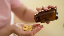 "Nie lubi się" z popularną witaminą. Nie popijaj pod żadnym pozorem