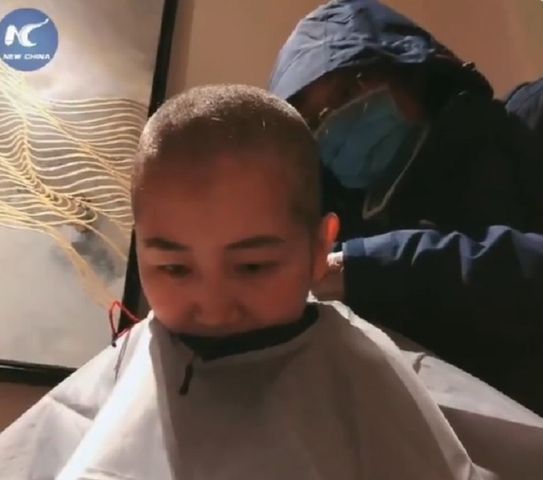 Pielęgniarki w Chinach golą głowy, żeby zapobiec rozprzestrzenianiu koronawirusa