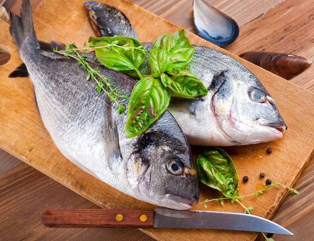 Najzdrowszy sposób na przyrządzanie ryb. Smażenie, wędzenie czy gotowanie?