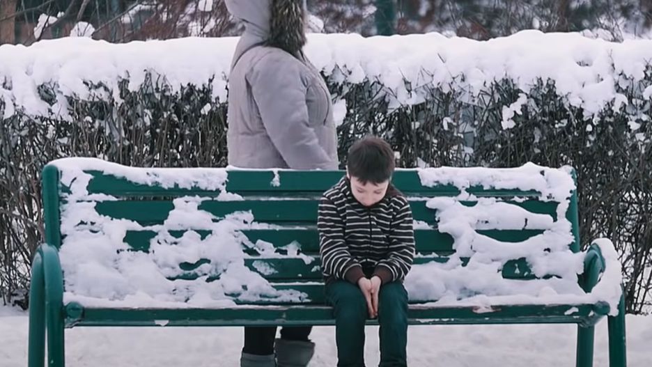 Chłopiec bez kurtki trząsł się z zimna. Przechodnie mijali go bez słowa