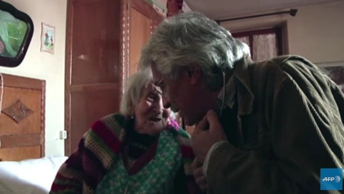 116-letnia kobieta ma problemy ze słuchem, wzrokiem i mówieniem