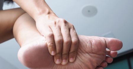 Język i stopy zdradzają, czego brakuje w organizmie. To pięć nietypowych objawów groźnego niedoboru