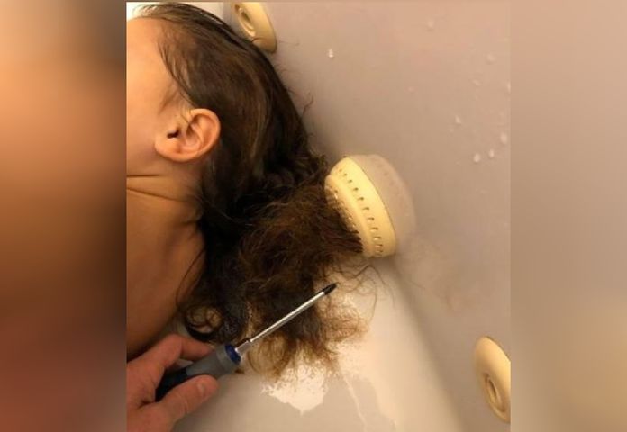 Brała kąpiel w wannie z hydromasażem. "Byliśmy gotowi obciąć jej włosy"