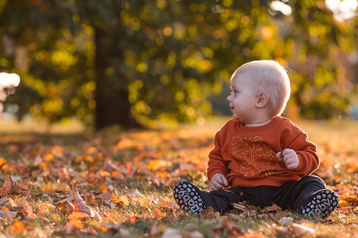 Jesienny ubiór niemowlęcia warto dostosować do aktualnej pogody