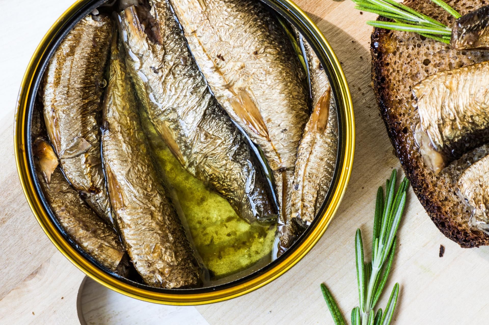 W oleju z sardynek znajdziemy wiele witaminy D 