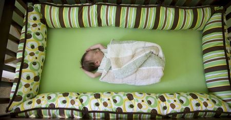 Naukowcy ostrzegają: ochraniacze na łóżeczko są niebezpieczne