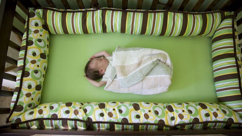 Naukowcy ostrzegają: ochraniacze na łóżeczko są niebezpieczne