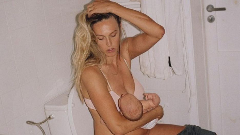 Aleksandra Żebrowska karmi dziecko piersią, siedząc na sedesie