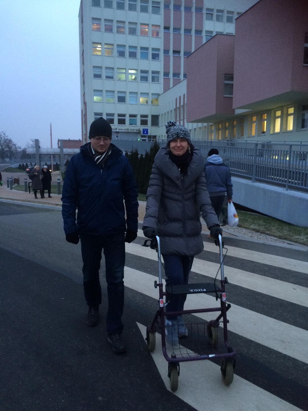 Nauka chodzenia. Na zdjęciu Kasia ze szwagrem