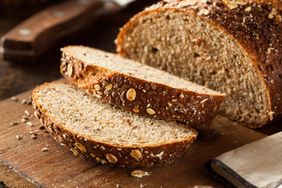 Chleb wieloziarnisty i pełnoziarnisty to nie to samo. Zobacz, jakie mają właściwości