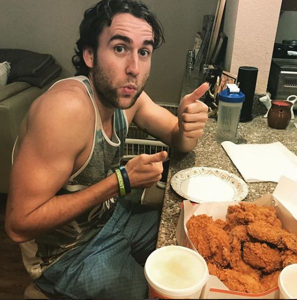 Teraz Matthew jest niezłym przystojniakiem