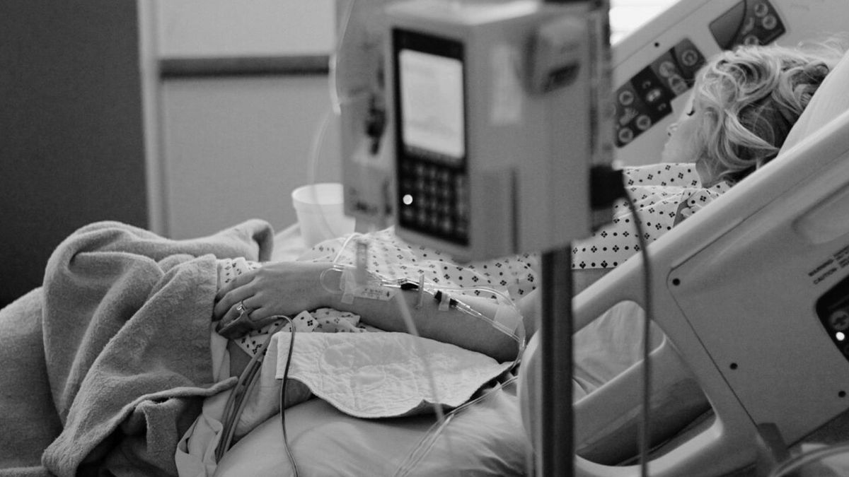 Zdjęcie ilustracyjne: Śmierć po porodzie w Kołobrzegu. Mąż wini szpital