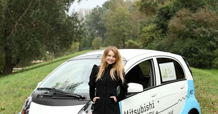 Iza Miko i jej Mistubishi i-MIEV