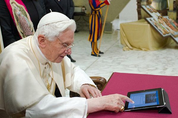#dziejesiewtechnologii [65]: iPad papieża, wojna z Google i ile kosztuje zrobienie smartfona?