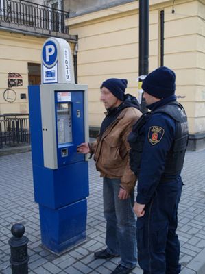 Zanim go złapali scyzorykiem wygrzebał z parkomatu 18 zł