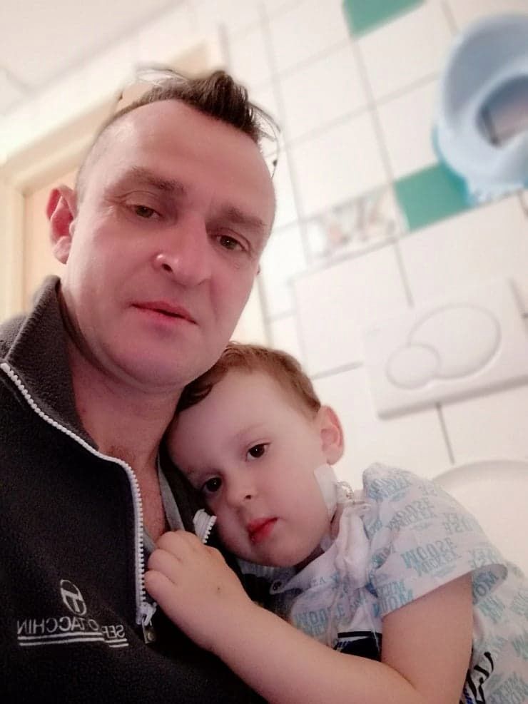 Oliwier dzielnie znosi leczenie