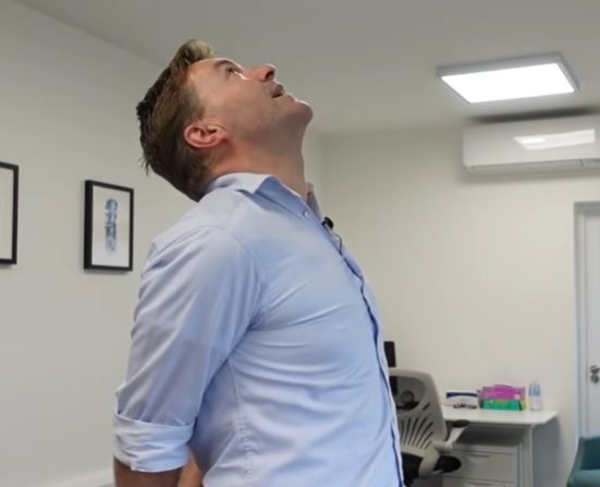 Brytyjski chiropraktyk poleca zestaw ćwiczeń na ból karku