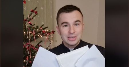 Zapytali księdza, ile dać na kolędzie. Radzi przygotować trzy koperty