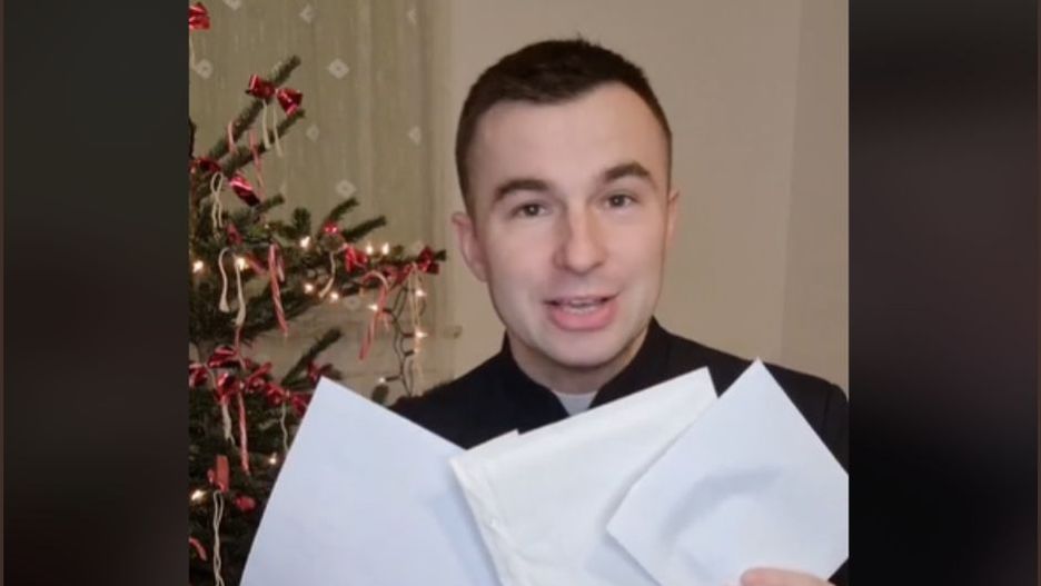 Zapytali księdza, ile dać na kolędę. Duchowny zaproponował, by przygotować trzy koperty