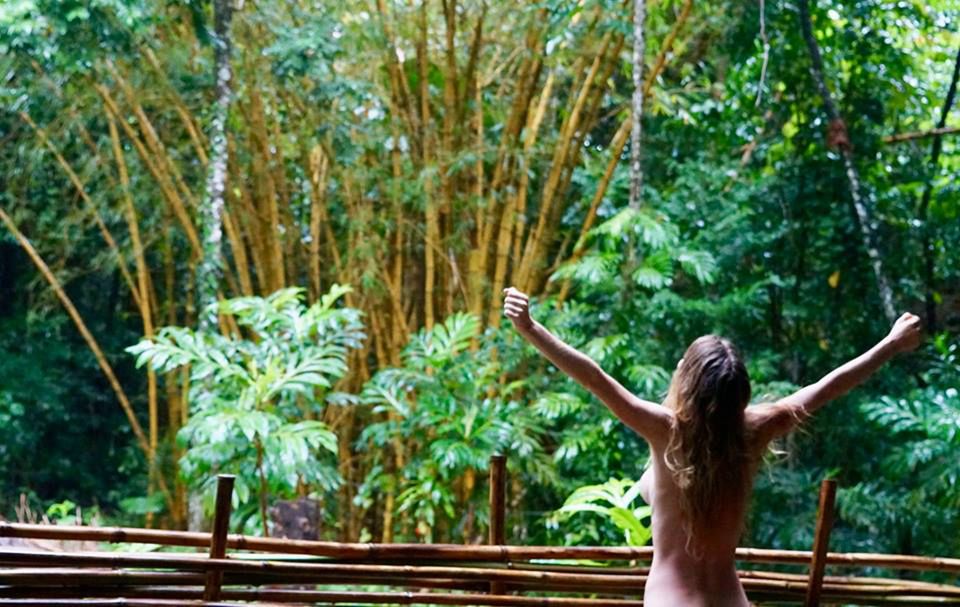 Kobieta wszystkich zachęca do stylu życia i żywienia w 100 proc. w zgodzie z naturą