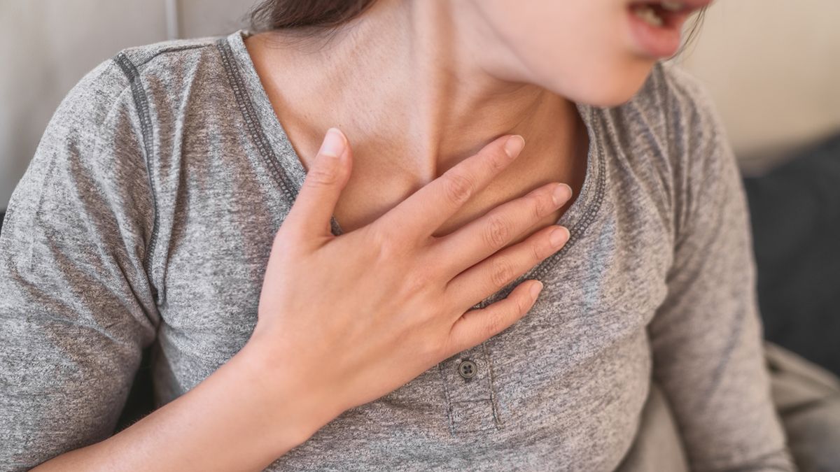 Skurcz oskrzeli może objawiać się poprzez ból w klatce piersiowej i duszność