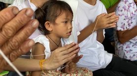 Tajlandia. Jako jedyna przetrwała masakrę w przedszkolu. W czasie ataku spała pod kocem 