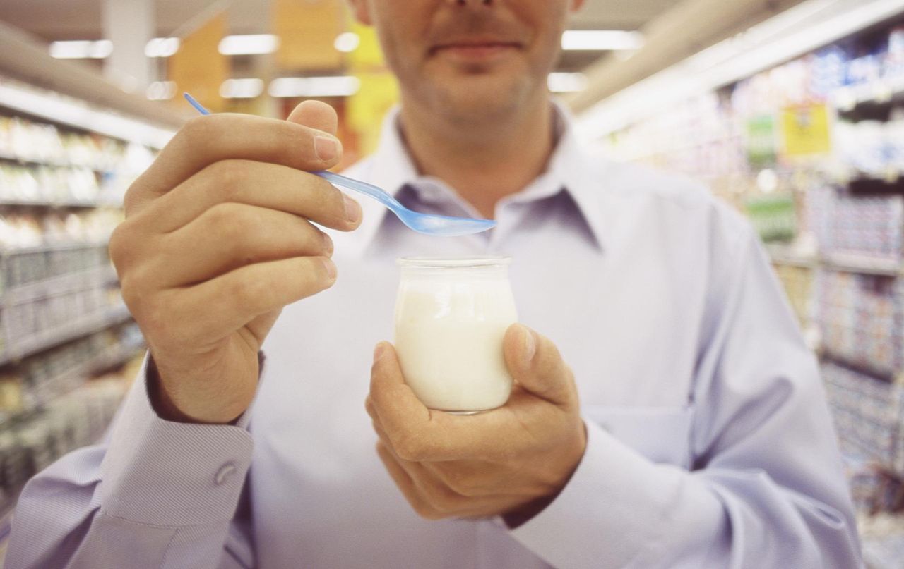 Niebezpieczny związek chemiczny w popularnych jogurtach. Nie powinien znajdować się w żywności