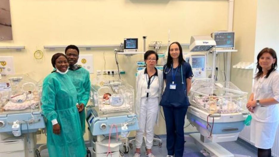 Dumnymi rodzicami zostali Boluwatife i Gabriel, którzy pochodzą z Nigerii,