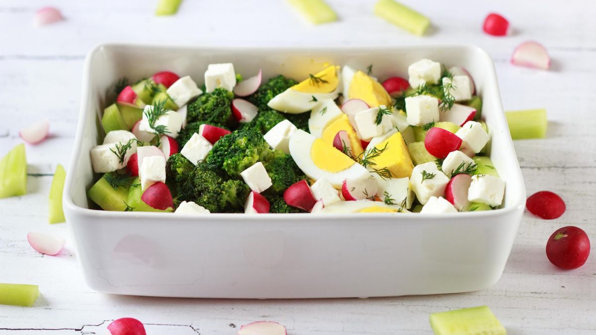 Sałatka z brokułem i fetą to idealny pomysł na szybką kolację lub dodatek do dania głównego