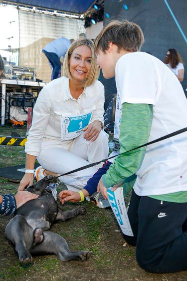 Małgorzata Rozenek w krótkich włosach i butach Balenciaga – Bieg Czas na wzrok 2019