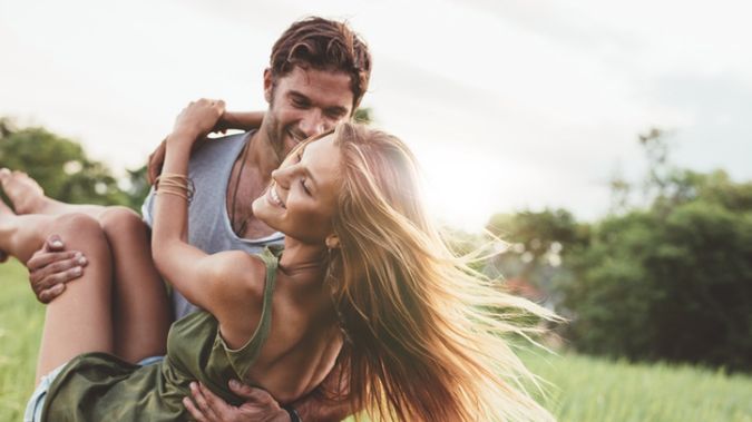 Wśród ubrań, które uwielbiają faceci, znajdują się sukienki, wysokie obcasy i koronkowa bielizna