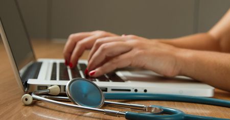 Guzek na wardze sromowej – najczęstsze przyczyny i leczenie