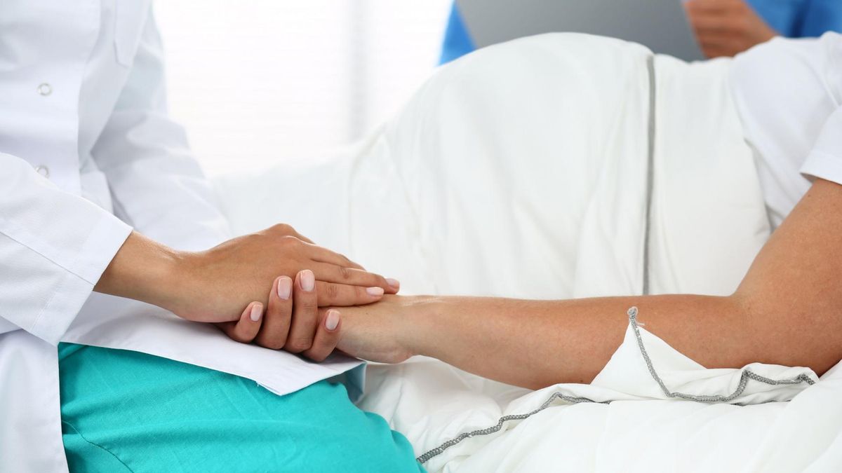 W przypadku śmierci nienarodzonego dziecka kobieta powinna być otoczona szczególną opieką. 