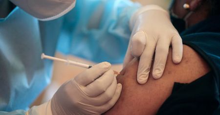 Czy szczepienia przeciw COVID mogą wywoływać choroby autoimmunologiczne?