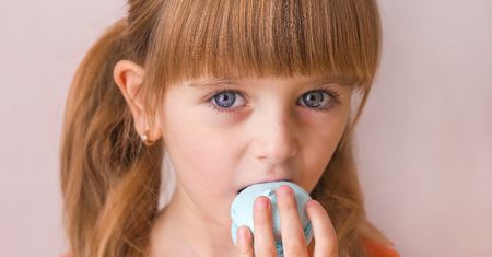 Sińce pod oczami u dziecka – przyczyny, diagnostyka i leczenie