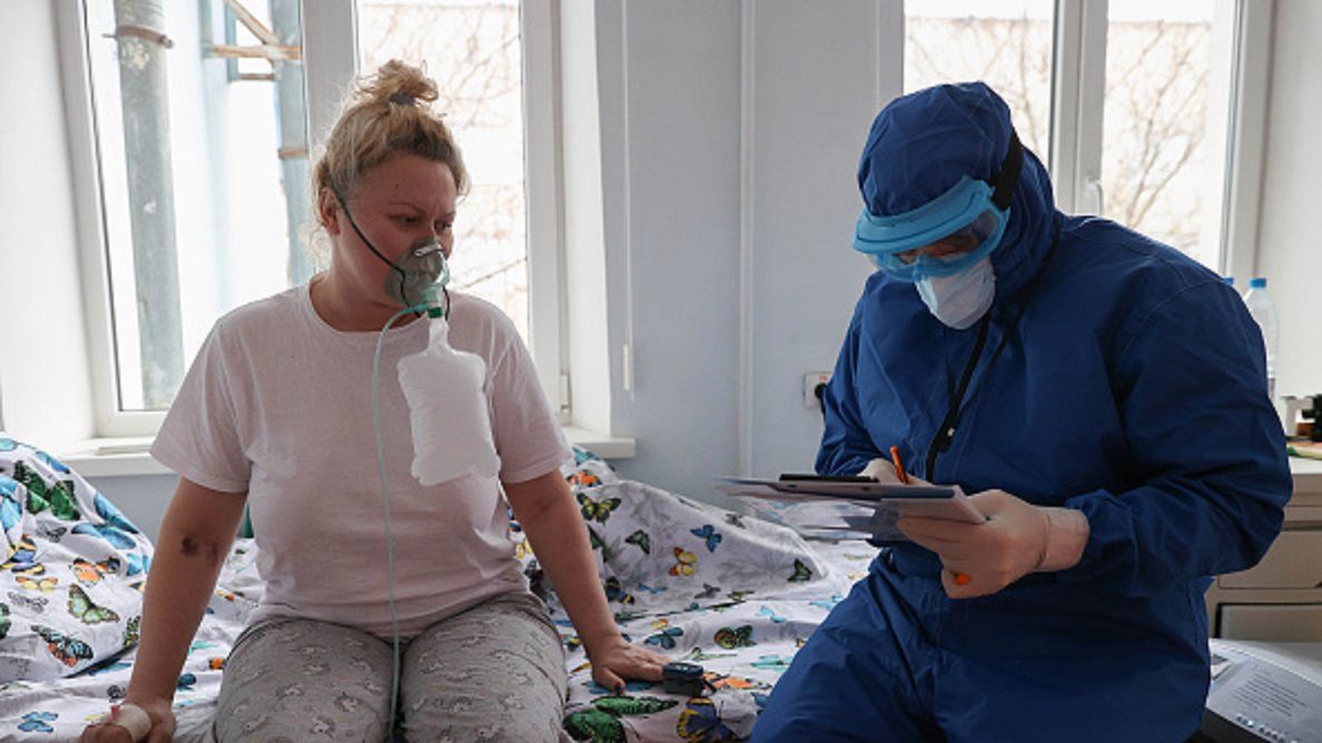 Nocne pocenie się. Lekarz ostrzega przed charakterystycznym objawem COVID-19